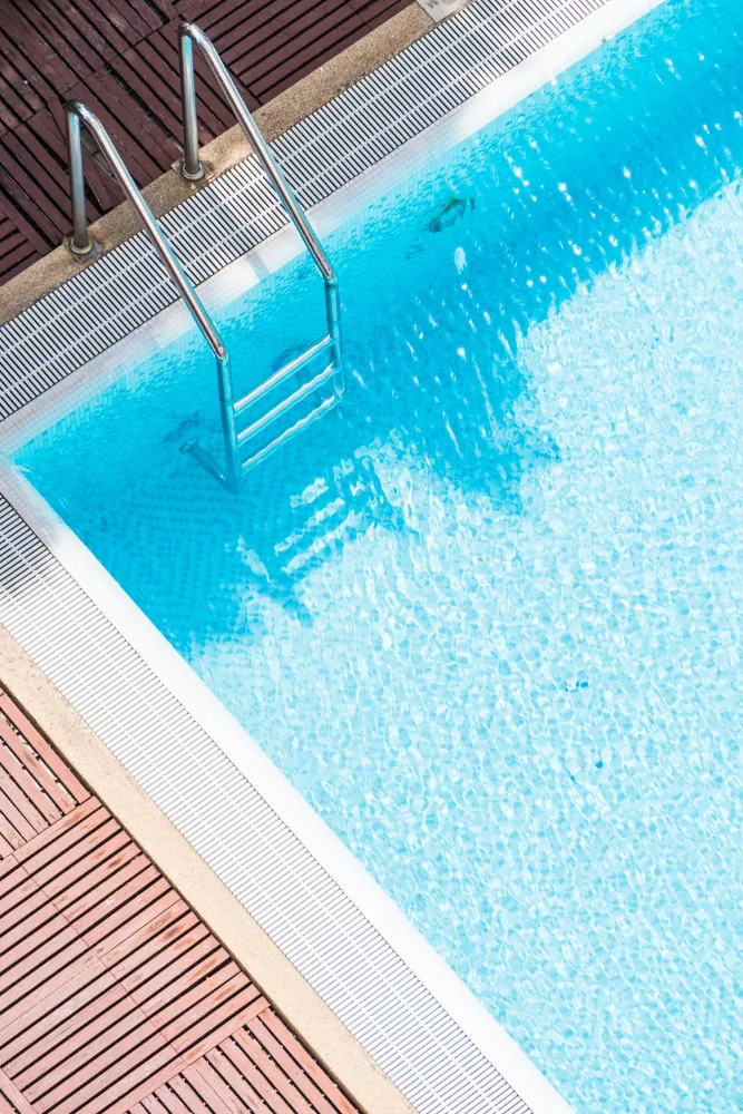 Poolreinigung als Besitzer eines Swimmingpools wissen Sie wahrscheinlich bereits, wieviel Arbeit un Mühe es  dessen Reinigung und Wartung kostet.